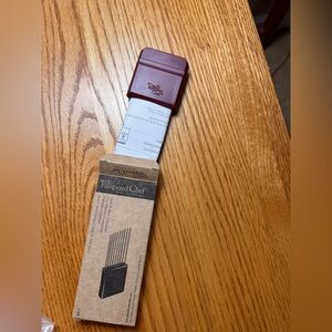 The Pampered Chef Hold and Slice New In Box Cranberry # 1102